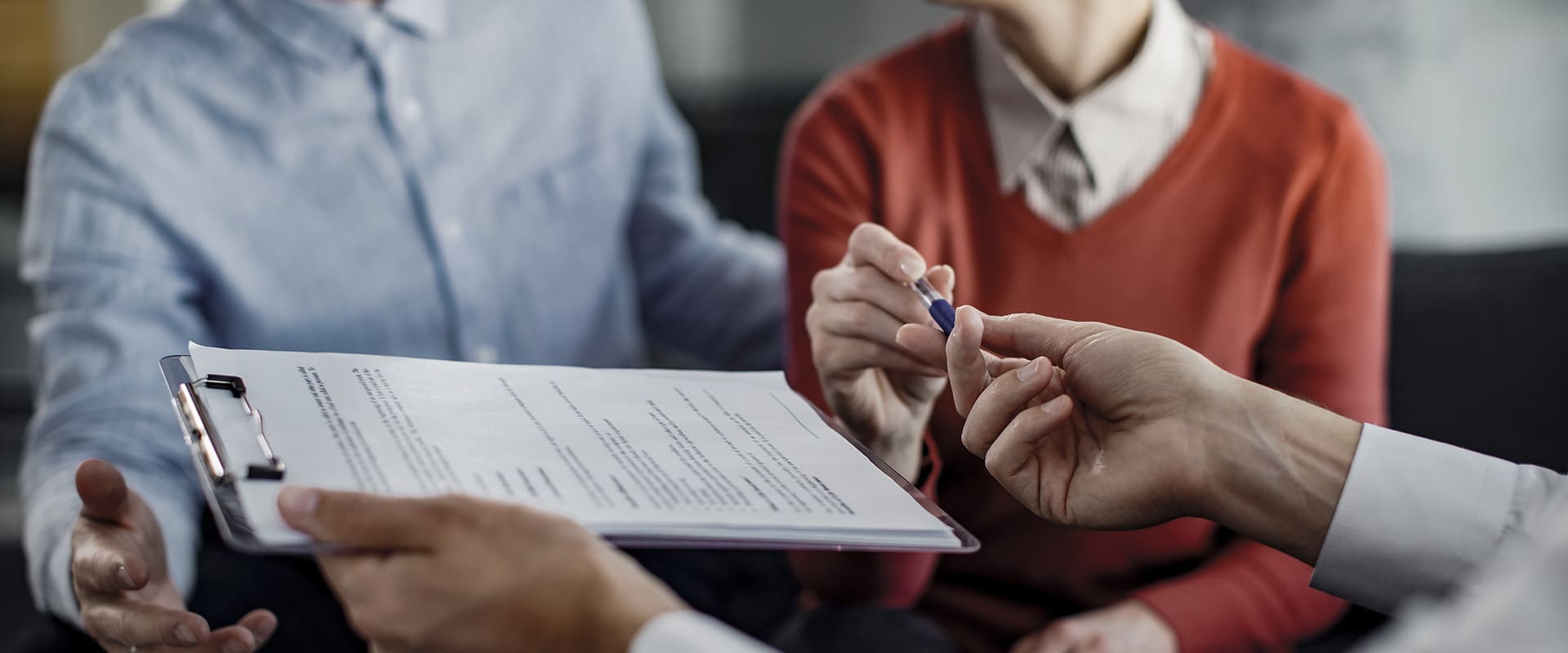 Analisi delle esigenze assicurative con IKNOS Consulente IKNOS mentre offre una consulenza assicurativa